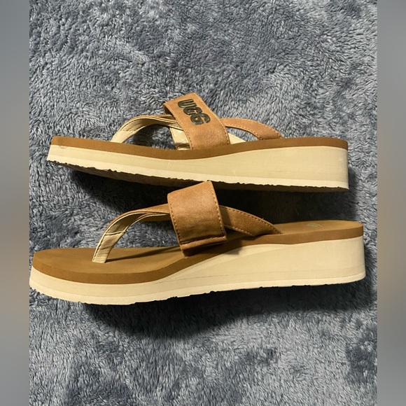 UGG Australia Womans Yellow Luna Logo are a size 8. - Picture 7 of 11